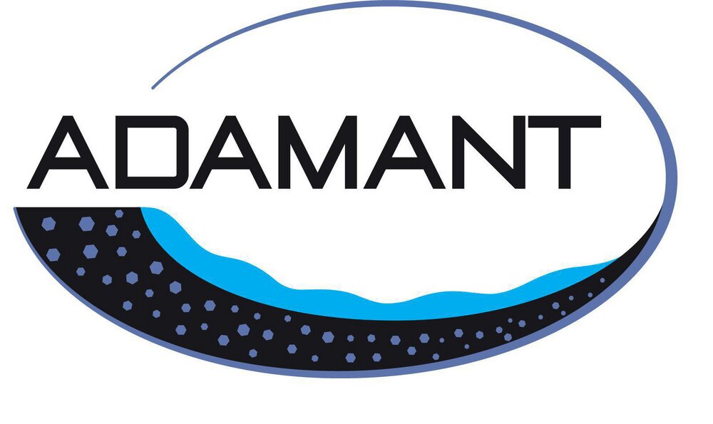Logo der Marke Adamant mit stilisiertem Design in einer ovalen Form, seitliche Perspektive
