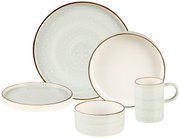 Servies 10-delig in zachte pasteltinten, bestaande uit borden, schalen en een kopje, gefotografeerd vanuit een licht verhoogd perspectief.