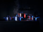 WMF Ultimate Cool Topf-Set 5-teilig in moderner Küche, seitliche Perspektive, mit Dampf aufsteigend aus einem Topf.