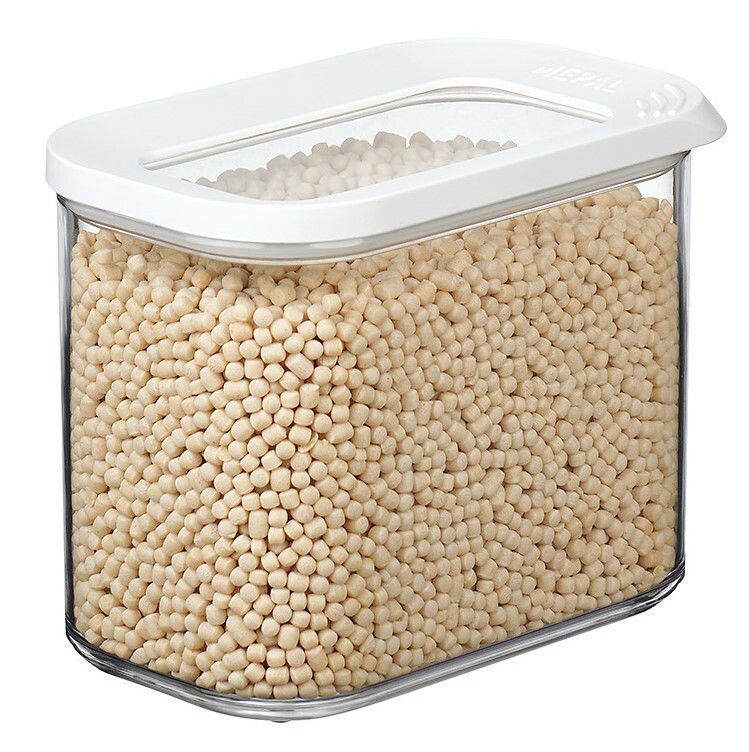 Transparente Vorratsdose Modula 1000 ml mit weißem Deckel, gefüllt mit kleinen, runden, beigen Kügelchen, aus seitlicher Perspektive.