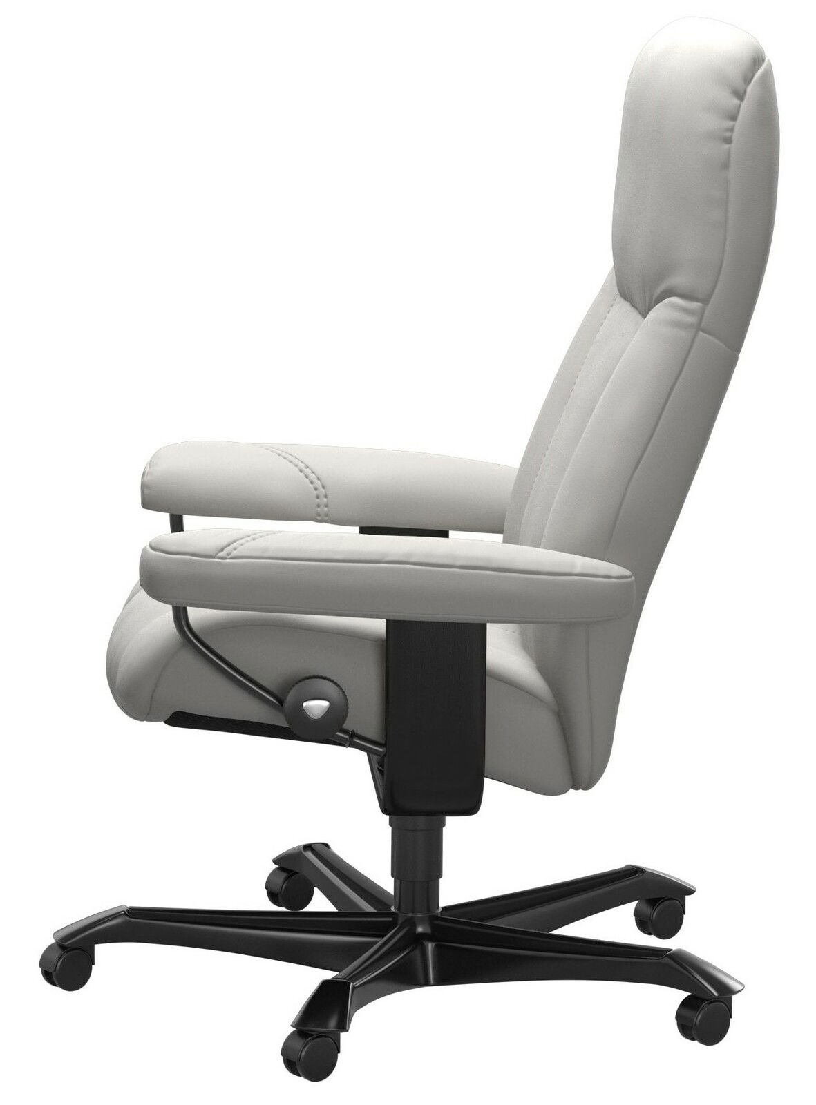 Seitliche Ansicht eines grauen Chefsessels mit gepolsterten Armlehnen und schwarzem Drehfuß auf Rollen.