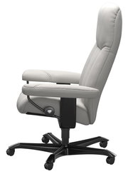 Seitliche Ansicht eines grauen Chefsessels mit gepolsterten Armlehnen und schwarzem Drehfuß auf Rollen.