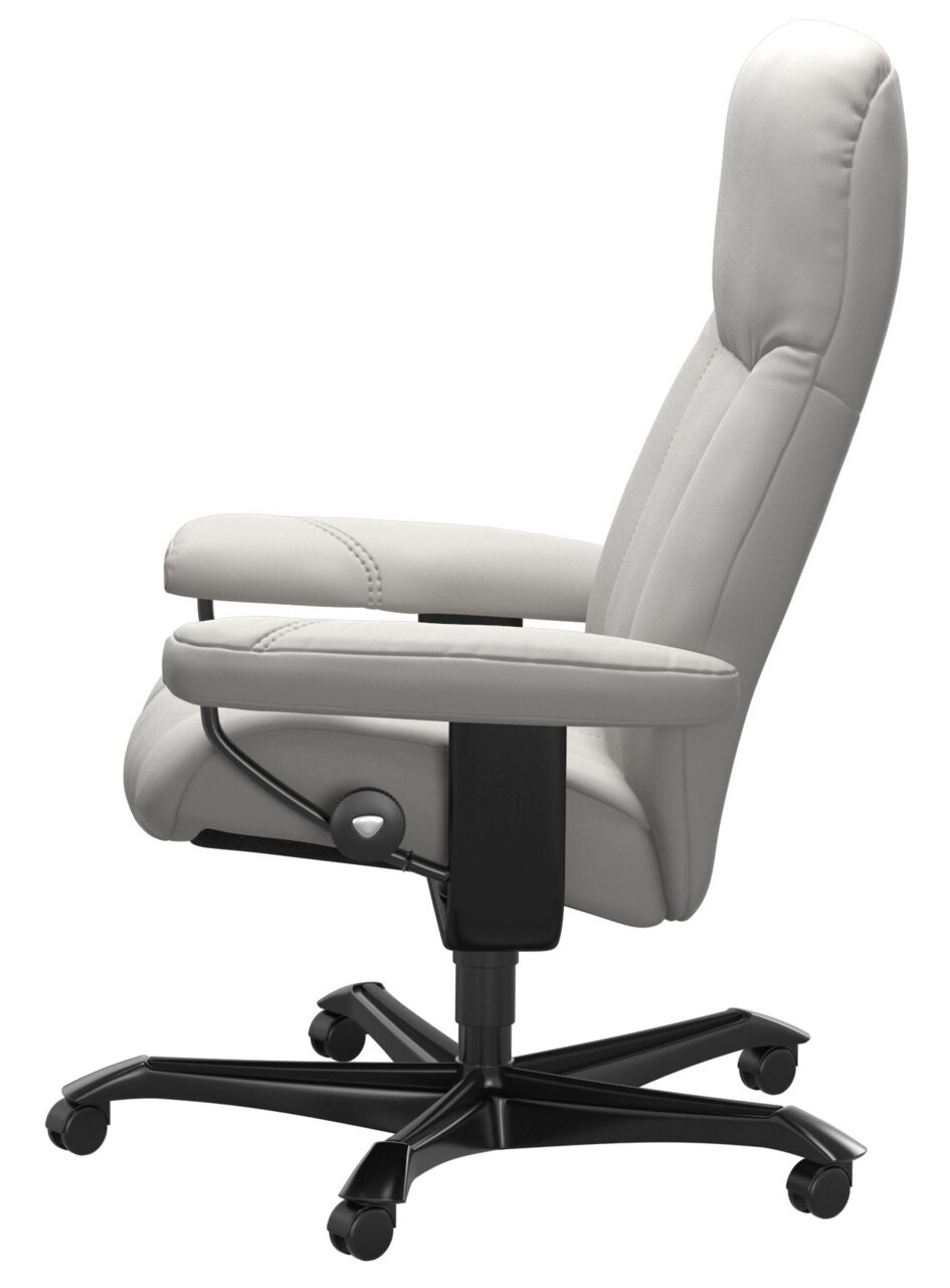 Seitliche Ansicht eines grauen Chefsessels mit gepolsterten Armlehnen und schwarzem Drehfuß auf Rollen.