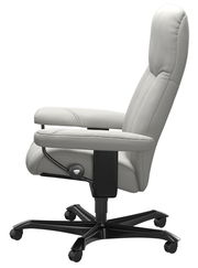 Seitliche Ansicht eines grauen Chefsessels mit gepolsterten Armlehnen und schwarzem Drehfuß auf Rollen.