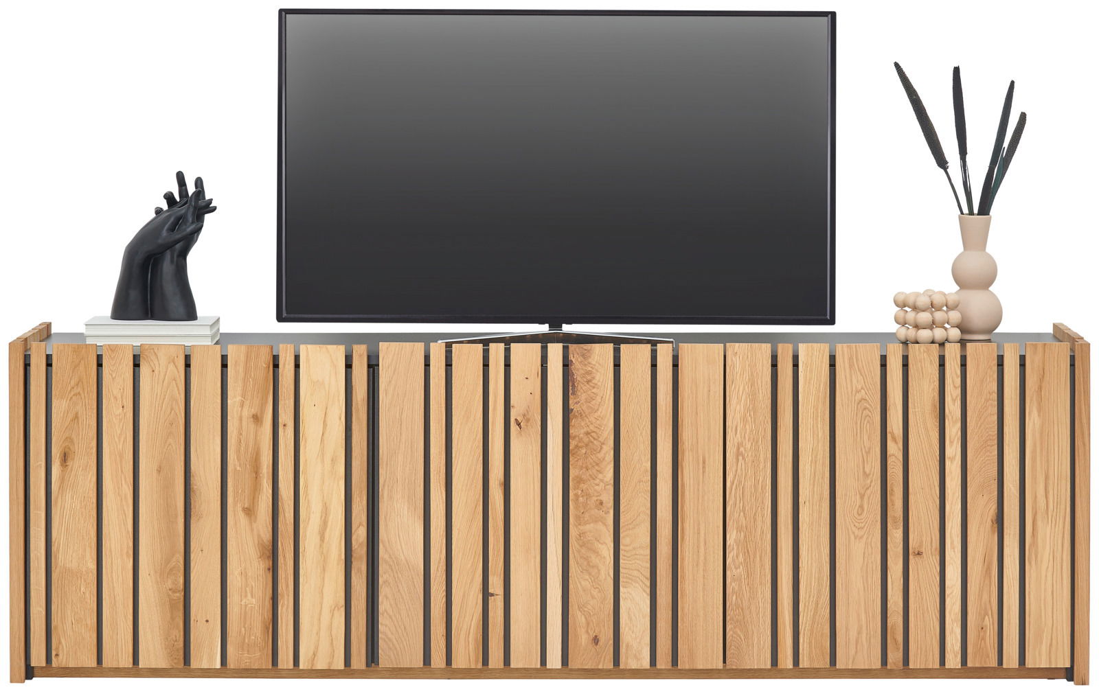 Frontale Ansicht eines TV-Lowboards aus Holz mit vertikalen Streifen, dekoriert mit einer schwarzen Skulptur und einer Vase.