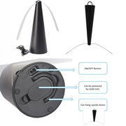 Schwarzer Fliegenwedler mit konischer Form, zwei rotierenden Flügeln, ON/OFF-Schalter und Batteriefach für 2xAA-Batterien, kann kopfüber aufgehängt werden, seitliche Perspektive.