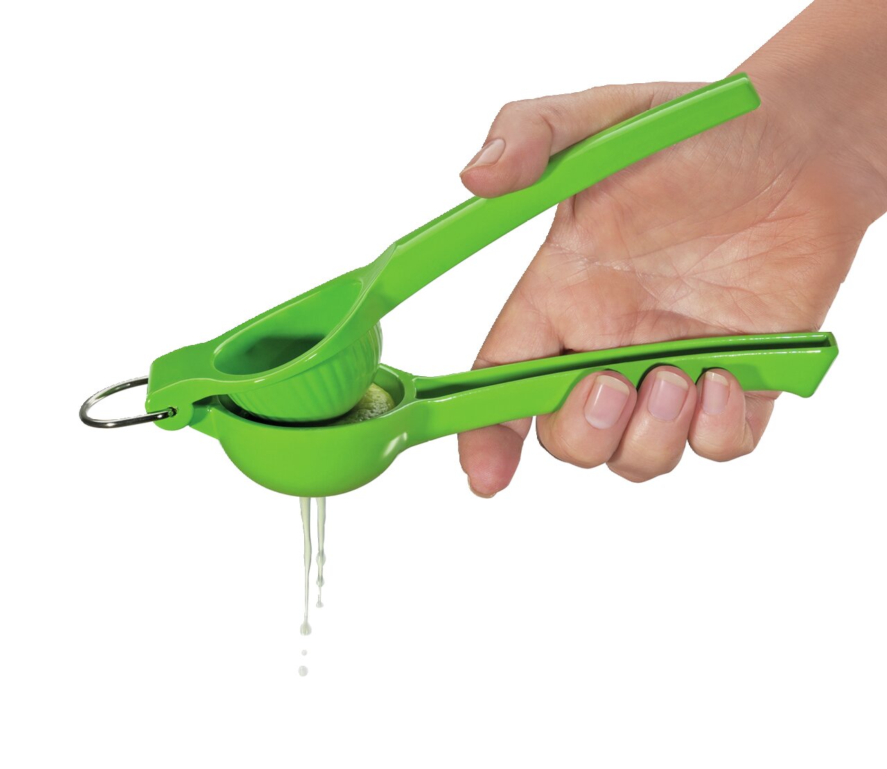 Grüne Limettenpresse in der Hand gehalten, seitliche Perspektive, mit herausfließendem Saft.