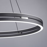 Moderne Pendelleuchte PURE-E-LOOP von Paul Neuhaus in seitlicher Perspektive, zeigt elegantes, ringförmiges Design mit LED-Beleuchtung.