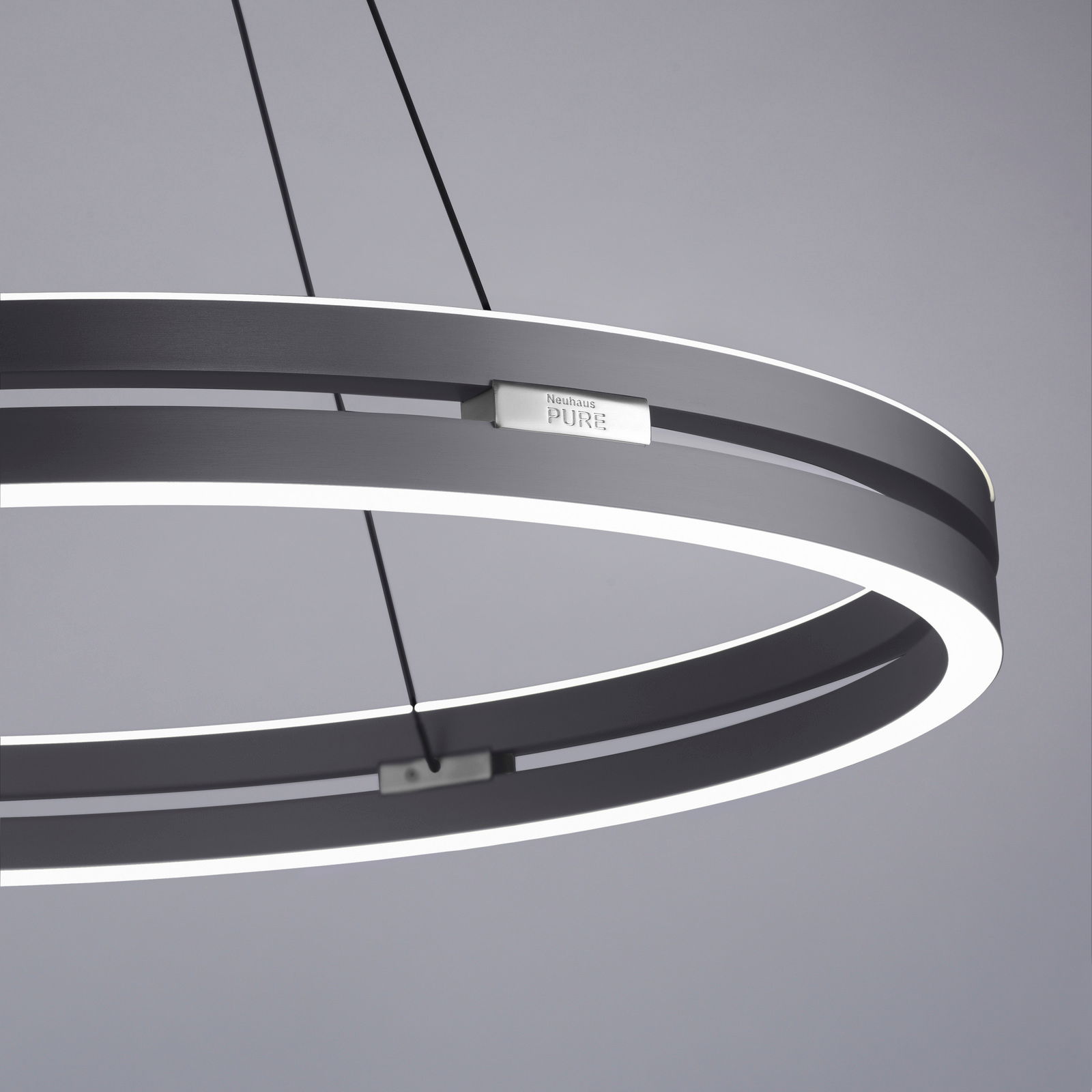 Moderne Pendelleuchte PURE-E-LOOP von Paul Neuhaus in seitlicher Perspektive, zeigt elegantes, ringförmiges Design mit LED-Beleuchtung.