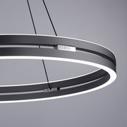 Moderne Pendelleuchte PURE-E-LOOP von Paul Neuhaus in seitlicher Perspektive, zeigt elegantes, ringförmiges Design mit LED-Beleuchtung.