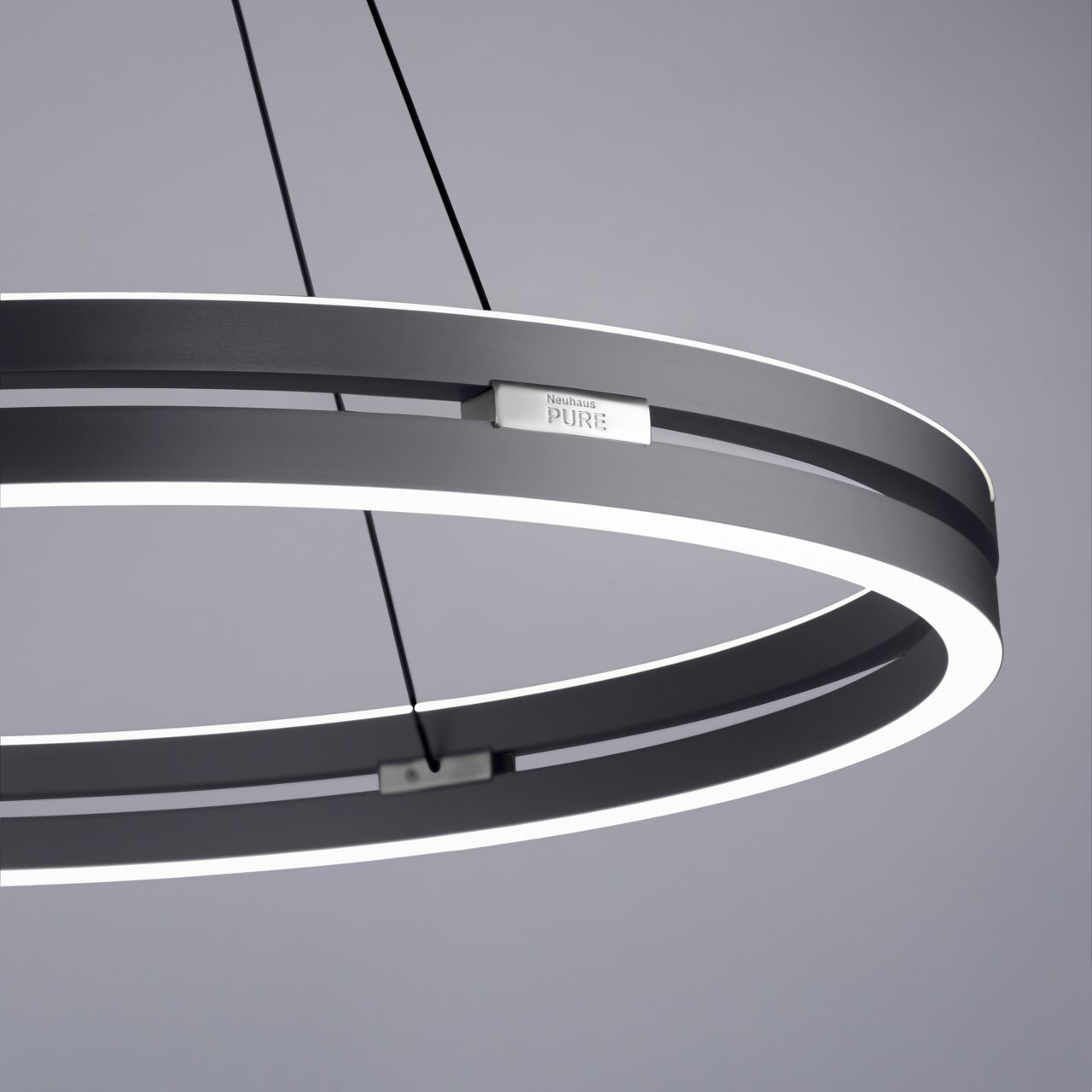 Moderne Pendelleuchte PURE-E-LOOP von Paul Neuhaus in seitlicher Perspektive, zeigt elegantes, ringförmiges Design mit LED-Beleuchtung.