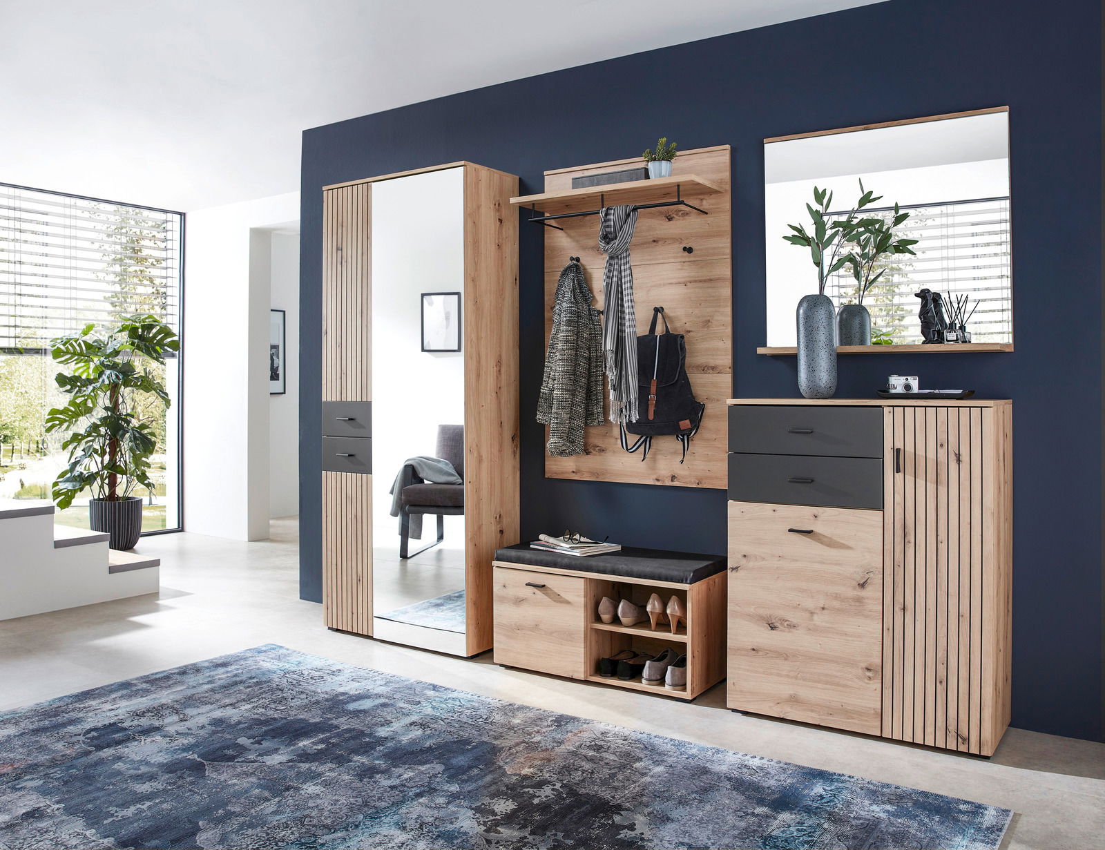 Voleo Garderoben-Set BUFFALO Moderne Garderobeneinrichtung in Holzoptik mit Spiegel, Schuhschrank, Garderobenpaneel und Dekoration, seitliche Perspektive