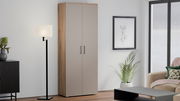 Moderner hoher Schuhschrank in Holzoptik mit zwei Türen, frontal fotografiert, in einem stilvoll eingerichteten Wohnzimmer.