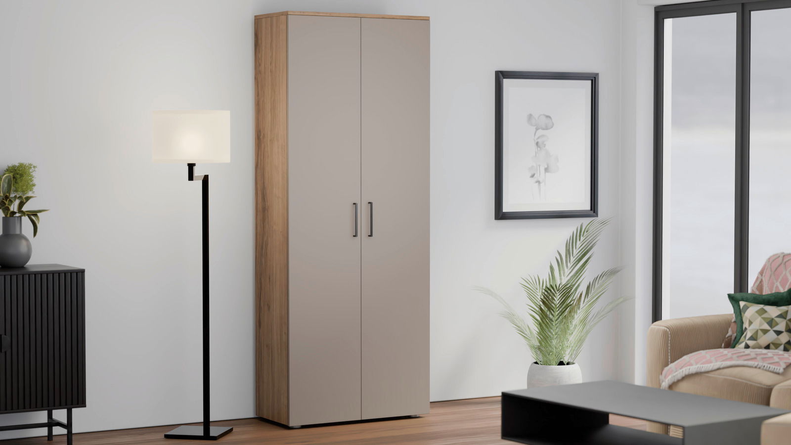 Moderner hoher Schuhschrank in Holzoptik mit zwei Türen, frontal fotografiert, in einem stilvoll eingerichteten Wohnzimmer.