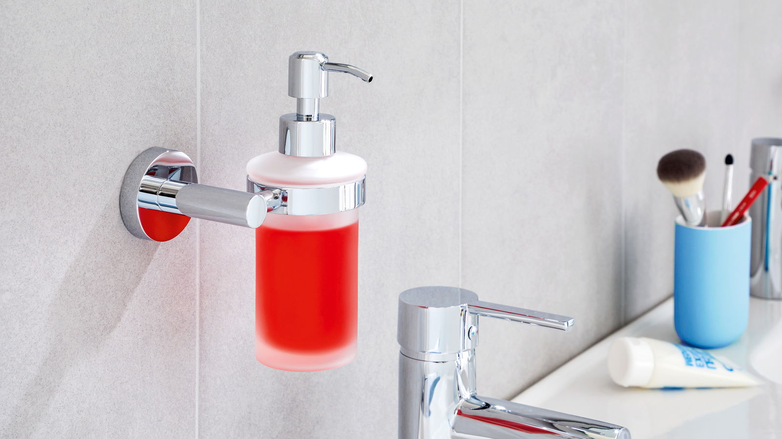 Tesa Seifenspender EXXCELLENT Wandmontierter Seifenspender aus Chrom mit roter Flüssigkeit, seitliche Perspektive