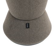 Nahaufnahme eines grauen Bürohockers mit Stoffbezug, von oben betrachtet, mit einem Etikett der Marke 'novel'.