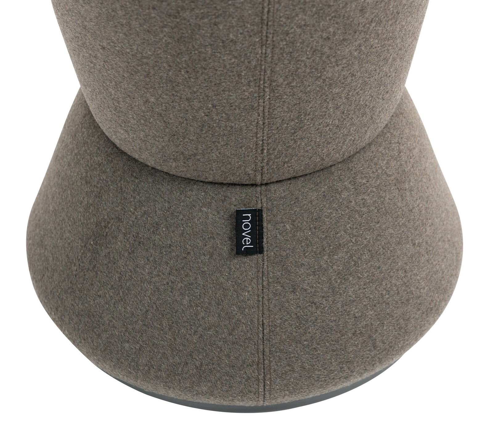 Nahaufnahme eines grauen Bürohockers mit Stoffbezug, von oben betrachtet, mit einem Etikett der Marke 'novel'.