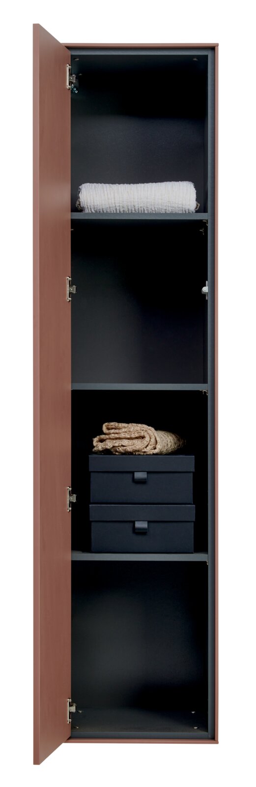 Offener, schmaler Hochschrank in Braun mit dunklem Innenraum und mehreren Regalböden, frontal aus leicht seitlicher Perspektive aufgenommen