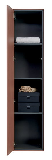 Offener, schmaler Hochschrank in Braun mit dunklem Innenraum und mehreren Regalböden, frontal aus leicht seitlicher Perspektive aufgenommen