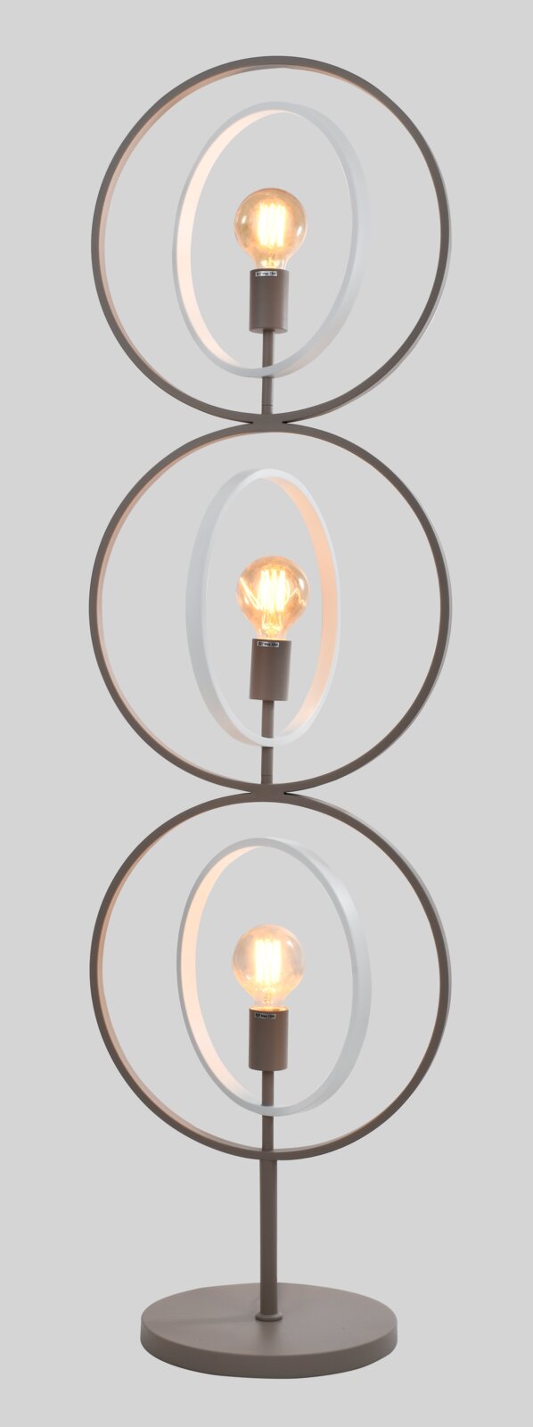 Frontaal aanzicht van een moderne bruine vloerlamp met ronde voet, drie gestapelde metalen ringen en drie warm brandende filamentlampen in witte binnenringen