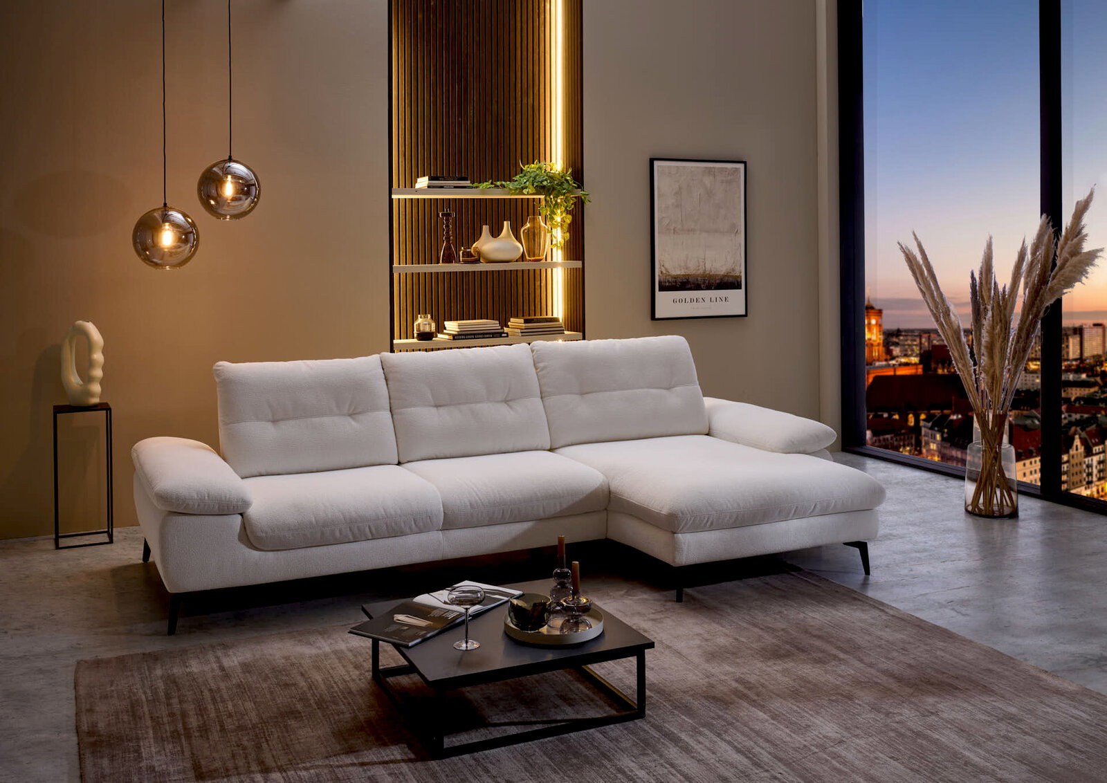 Elegante Longchairkombination in einem modernen Wohnzimmer mit Stadtblick, seitliche Perspektive
