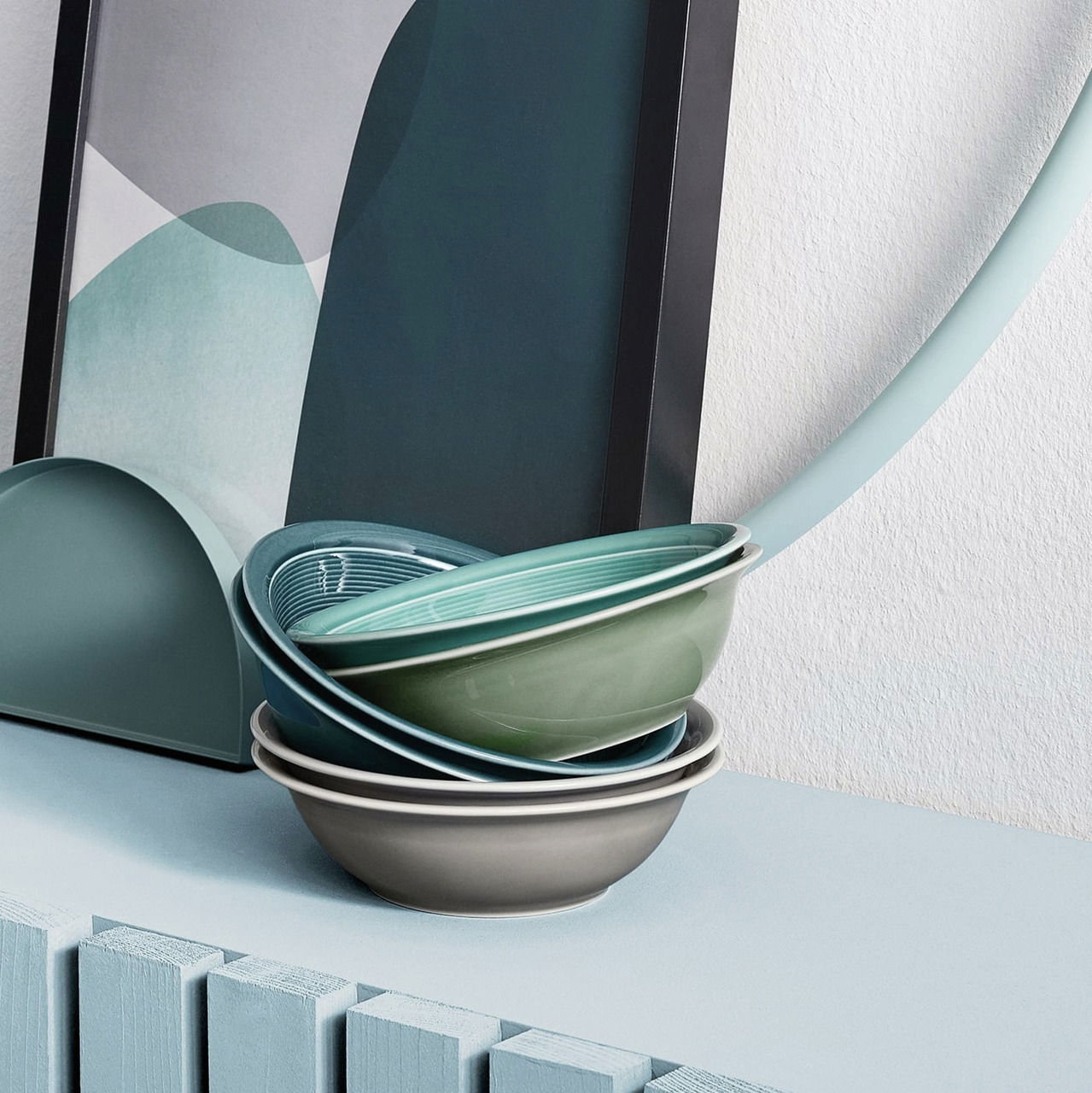 Thomas Bowl Trend Colour Stapel von Schalen in verschiedenen Blautönen, seitliche Perspektive