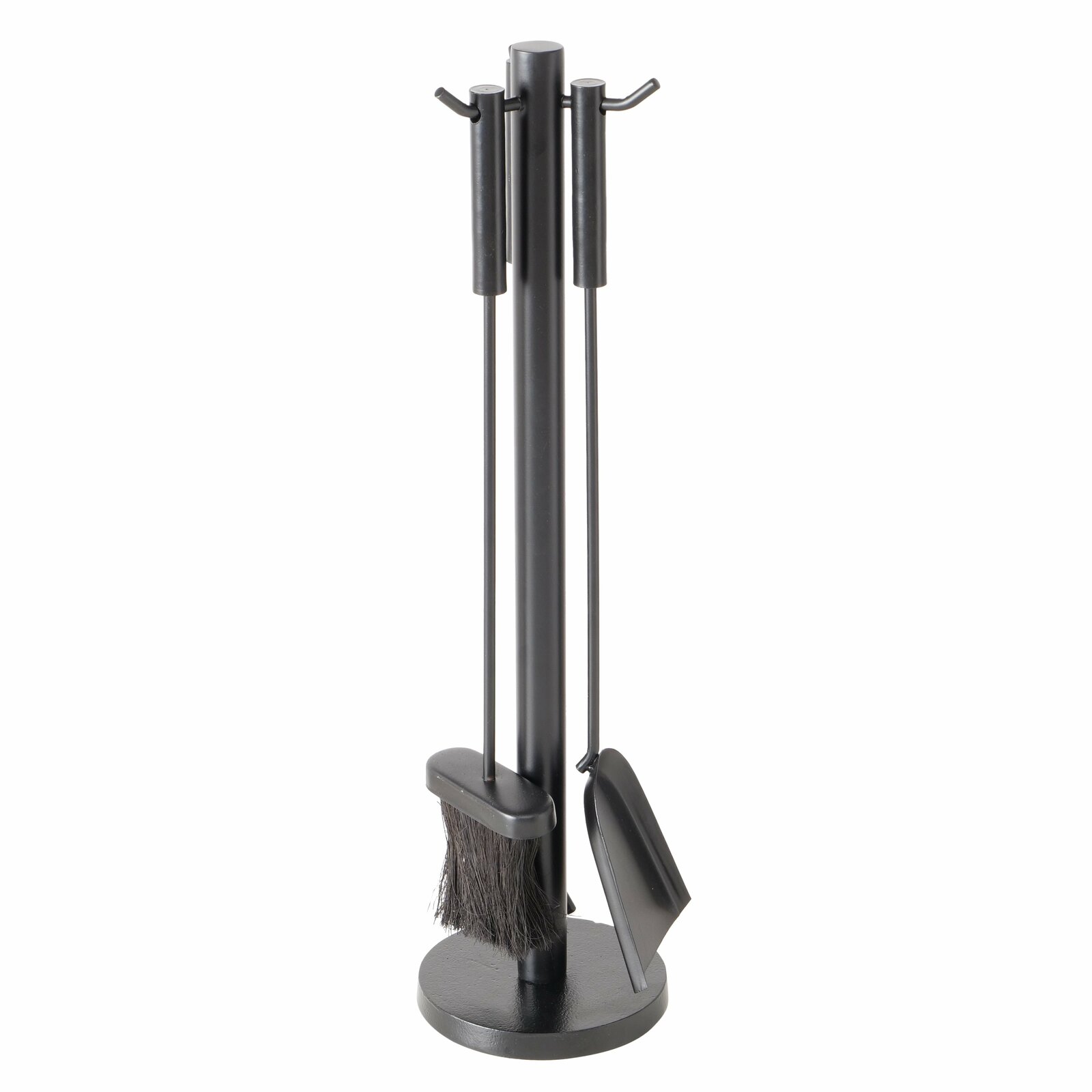Kaminbesteck Mika, 4-teilig, in schwarzer Farbe, bestehend aus Besen, Schaufel und Haken, aufrecht stehend auf einem runden Sockel, seitliche Perspektive