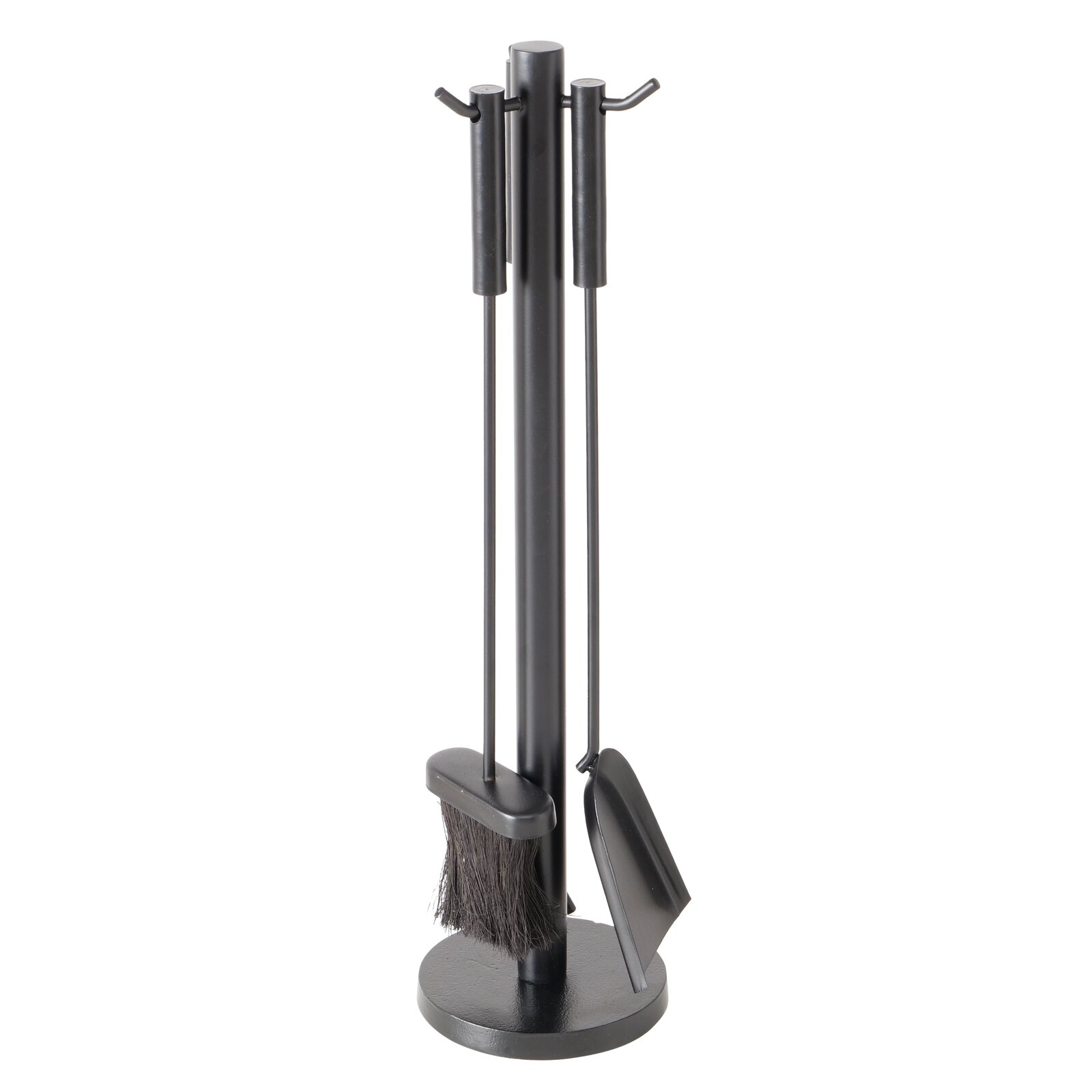 Kaminbesteck Mika, 4-teilig, in schwarzer Farbe, bestehend aus Besen, Schaufel und Haken, aufrecht stehend auf einem runden Sockel, seitliche Perspektive