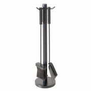 Kaminbesteck Mika, 4-teilig, in schwarzer Farbe, bestehend aus Besen, Schaufel und Haken, aufrecht stehend auf einem runden Sockel, seitliche Perspektive