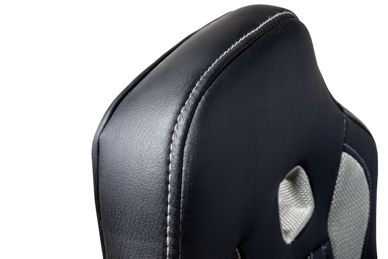 Nahaufnahme der Rückenlehne eines Gaming Stuhls aus schwarzem Kunstleder mit weißen Nähten, seitliche Perspektive