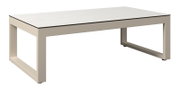 Moderner rechteckiger Tisch mit hellem Holzfurnier und beigen Metallbeinen, seitliche Perspektive