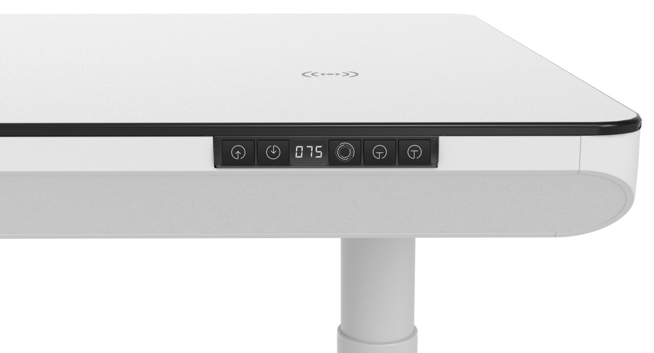 Nahaufnahme eines weißen E-Schreibtischs mit digitalem Bedienfeld und Höhenverstellungsanzeige, seitliche Perspektive