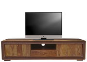 TV-Tisch aus Holz mit zwei Schiebetüren und einem offenen Fach, frontal fotografiert.