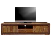 Houten tv-meubel met twee schuifdeuren en een open vak, gefotografeerd vanaf de voorkant.