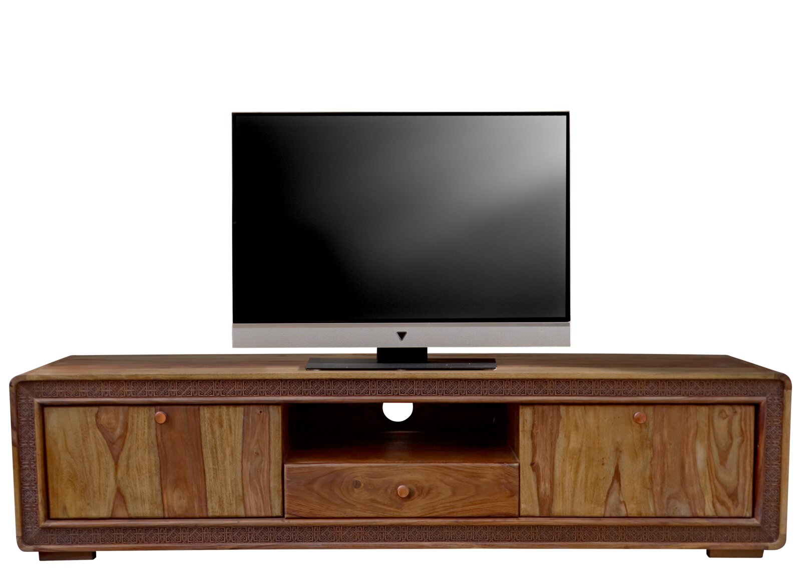 Houten tv-meubel met twee schuifdeuren en een open vak, gefotografeerd vanaf de voorkant.