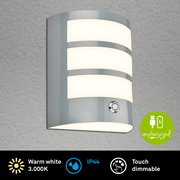 Moderne Akku-Außenwandleuchte in grauer Farbe, frontal abgebildet. Sie bietet warmweißes Licht mit 3000K, ist IP44-zertifiziert und verfügt über eine Touch-Dimmfunktion. Unplugged-Design mit USB-Ladeoption.