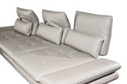 Beige Longchairkombination mit verstellbaren Rückenlehnen und Kissen, seitliche Perspektive