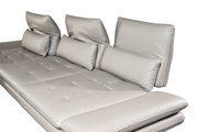 Beige Longchairkombination mit verstellbaren Rückenlehnen und Kissen, seitliche Perspektive