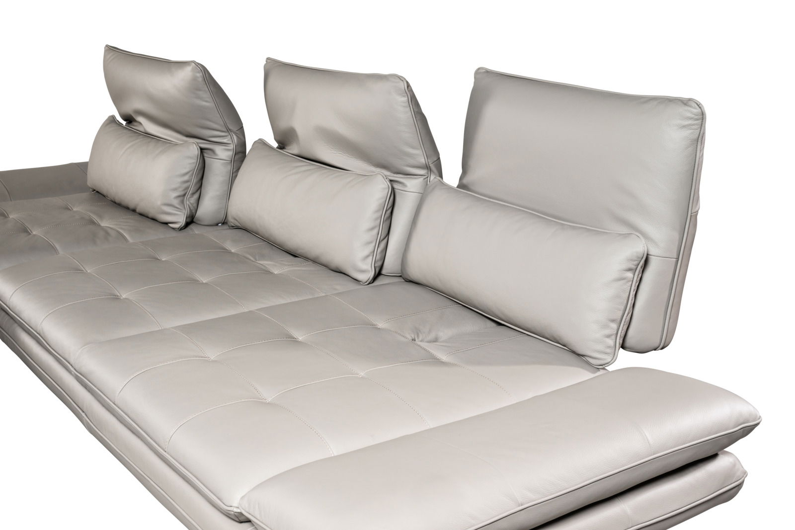 Beige Longchairkombination mit verstellbaren Rückenlehnen und Kissen, seitliche Perspektive