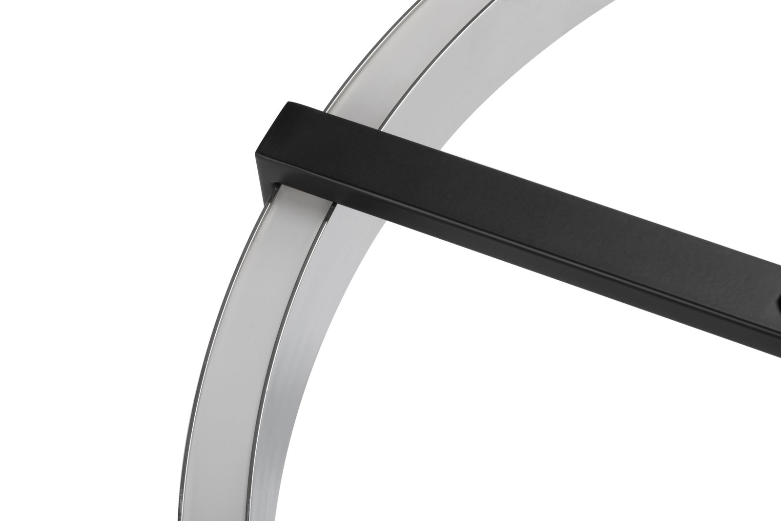 Nahaufnahme einer modernen LED-Deckenleuchte mit schwarzem Rahmen und gebogenem Design, seitliche Perspektive.