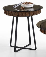 Moderne bijzettafel met rond houten blad en metalen poten, zijaanzicht