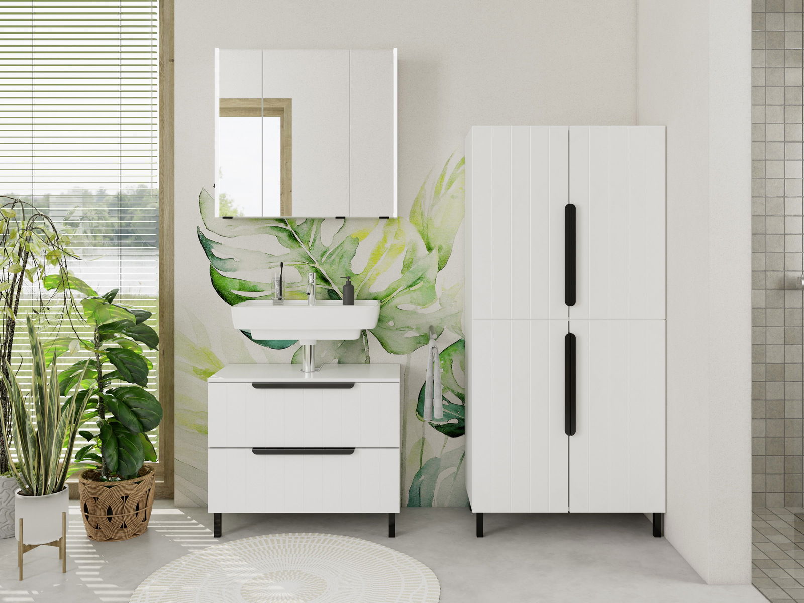 Moderner weißer Midischrank im Badezimmer, frontal fotografiert, neben einem Waschbecken mit Spiegel und Pflanzen.