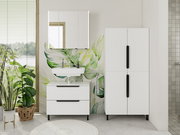 Moderner weißer Midischrank im Badezimmer, frontal fotografiert, neben einem Waschbecken mit Spiegel und Pflanzen.