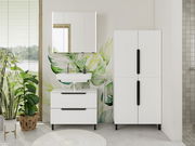 Moderner weißer Midischrank im Badezimmer, frontal fotografiert, neben einem Waschbecken mit Spiegel und Pflanzen.