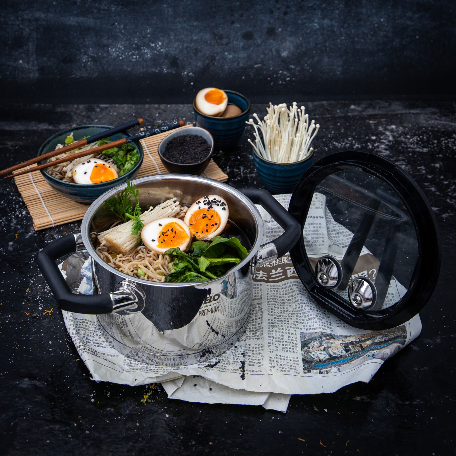 Topfset Rondello 4-tlg. aus Edelstahl, gefüllt mit Ramen und Eiern, von oben fotografiert.