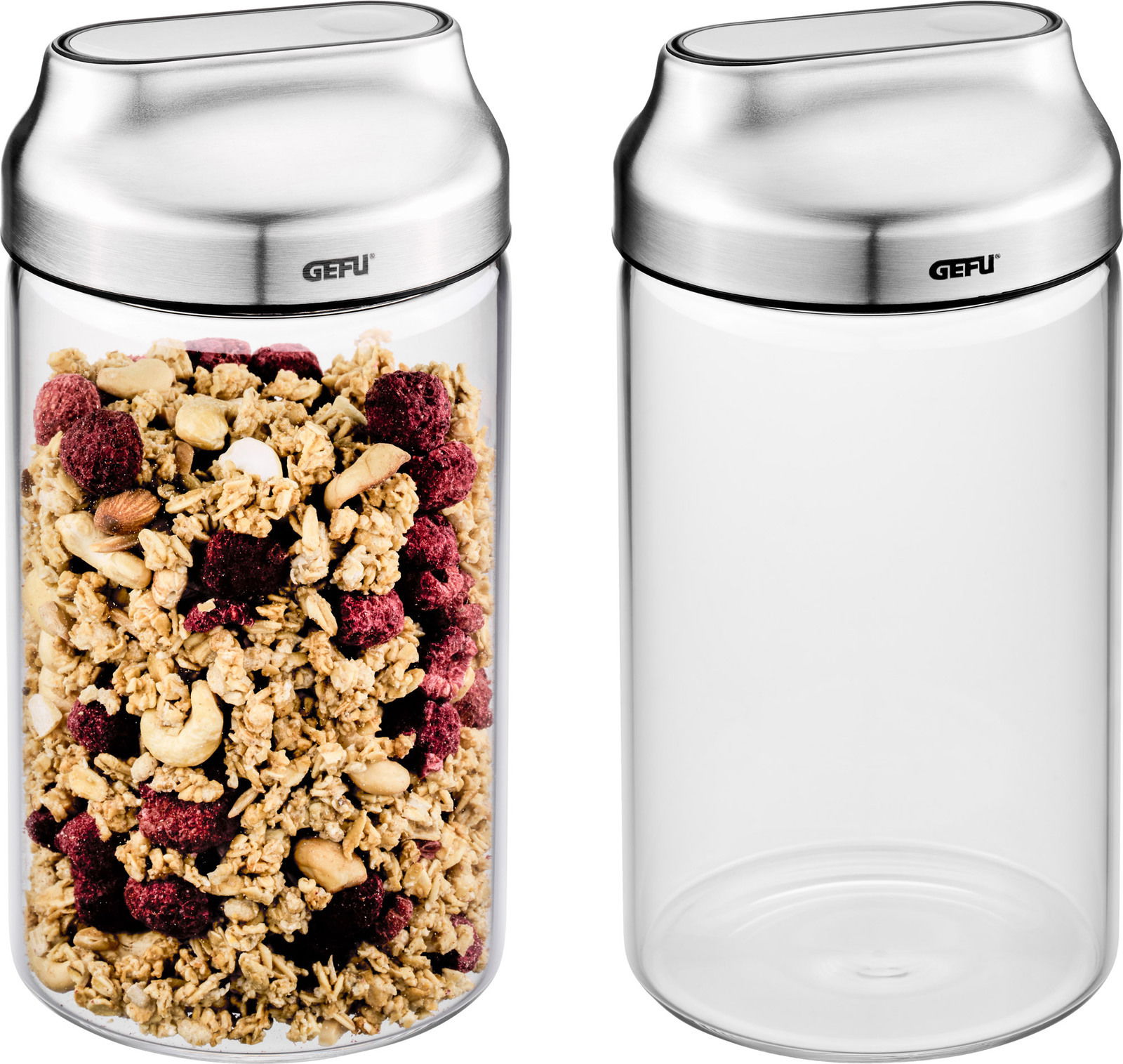 Zwei Vorratsdosen aus Glas mit Edelstahl-Deckel, eine gefüllt mit Müsli, aus frontaler Perspektive.