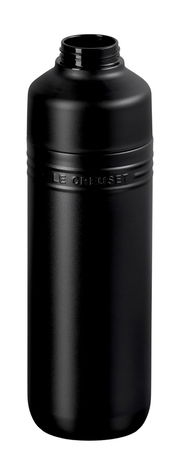 Schwarze, matte Trinkflasche mit geöffneter Oberseite, seitliche Perspektive