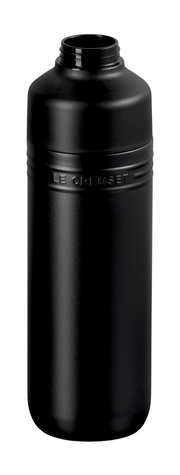 Schwarze, matte Trinkflasche mit geöffneter Oberseite, seitliche Perspektive