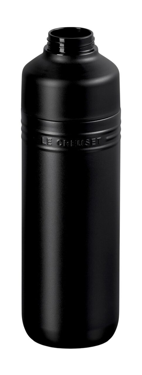 Schwarze, matte Trinkflasche mit geöffneter Oberseite, seitliche Perspektive