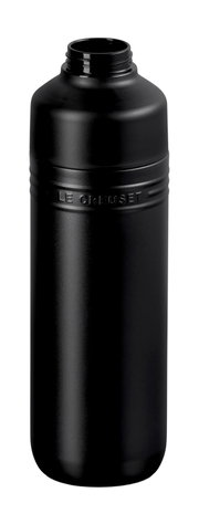 Schwarze, matte Trinkflasche mit geöffneter Oberseite, seitliche Perspektive